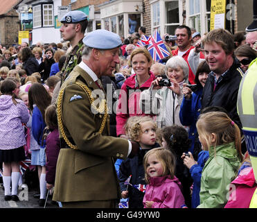 Princes Charles rend visite à Boroughbridge Banque D'Images