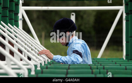 Jockey Richard Hughes s'aligne dans les stands de départ pendant la journée de course de la Charité Scope à Newbury Raceourse. Banque D'Images