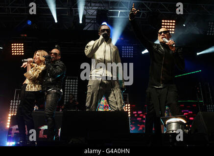 (De gauche à droite) Fergie, Apl.de.ap ans, will.i.am et Taboo of the Black Eyed Peas, qui se déroule sur la scène principale lors du Big Weekend de BBC radio 1, à l'aéroport de Carlisle. Banque D'Images