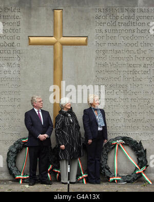 (Gauche - droite) Tanaiste Eamon Gilmore, Maggi Connolly, petite-fille de James Connolly, Patricia King du Congrès irlandais des syndicats, regarde le drapeau national qui est élevé lors de la commémoration annuelle de James Connolly au cimetière militaire d'Arbour Hill, à Dublin. Banque D'Images