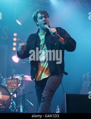 Justin Young, de The Vaccines Performing on the INMWT main Stage à BBC radio 1's Big Weekend, qui s'est tenu à l'aéroport de Carlisle. Banque D'Images