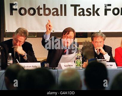 Le président du groupe de travail sur le football, David Mellor (au centre), flanqué de Graham Kelly de la FA (à gauche) et du député de Tony Banks, ministre des Sports, lors de la première réunion du groupe de travail sur le football au sol de la rue Filbert de Leicester City. * 22/12/99: Le Groupe de travail du gouvernement sur le football a exposé sa vision d'un sport favorable aux fans, offrant des billets moins chers, et la consultation des fans. Banque D'Images