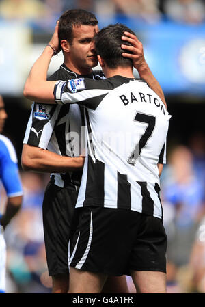 Soccer - Barclays Premier League - Chelsea / Newcastle United - Stamford Bridge.Steven Taylor (à gauche) de Newcastle United célèbre son dernier but avec son coéquipier Joey Barton (à droite) Banque D'Images