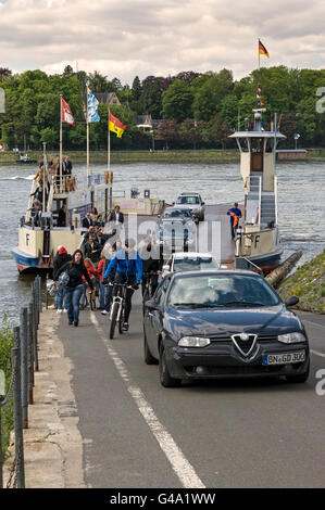 Bonn Bad Godesberg ferry arrivant à Koenigswinter Oberdollendorf sur le Rhin, Rhénanie du Nord-Westphalie Banque D'Images