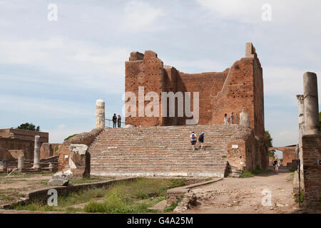 Capitole, étapes et Forum, ruines de l'ancien port romain ville de Ostia, Italie, Europe Banque D'Images