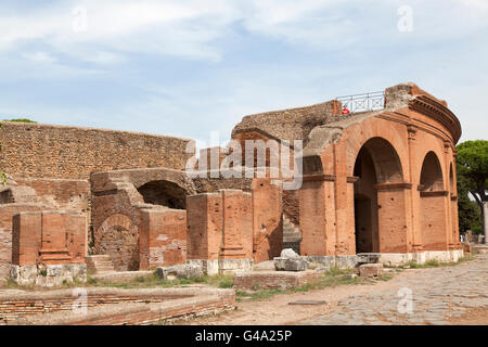 Le théâtre et les colonnes dans le decumanus, ruines de l'ancien port romain ville de Ostia, Italie, Europe Banque D'Images