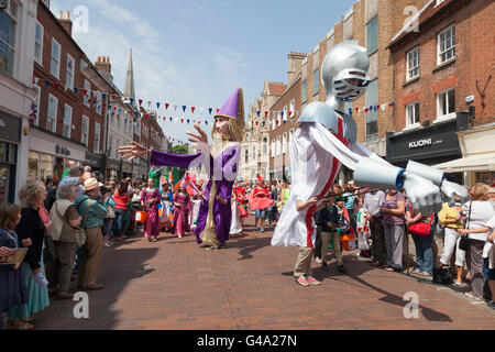 Procession pour célébrer le Jubilé de diamant de la Reine Elizabeth, Chichester, West Sussex, Angleterre, Royaume-Uni, Europe Banque D'Images