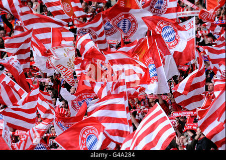 Brandissant des drapeaux, Bayern Munich fans, DFB, finale ou BVB Borussia Dortmund vs FC Bayern Munich 5-2, 05/12/2012, Stade olympique Banque D'Images