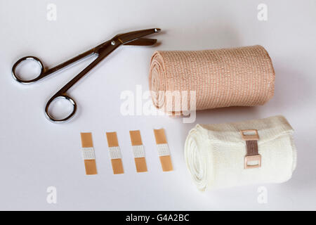 Ciseaux à bandage, pansements et bandages Banque D'Images