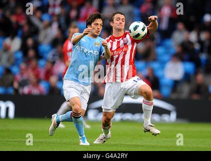 David Silva de Manchester City (à gauche) et Danny Pugh de Stoke City bataille pour le ballon Banque D'Images