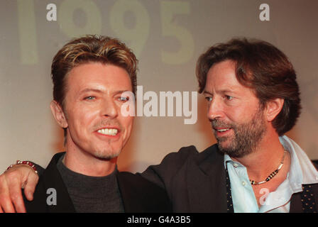 David Bowie et Eric Clapton.LES LÉGENDES DU ROCK DAVID BOWIE (À GAUCHE) ET ERIC CLPTON AUX Q MUSIC AWARDS 1995 À LONDRES Banque D'Images