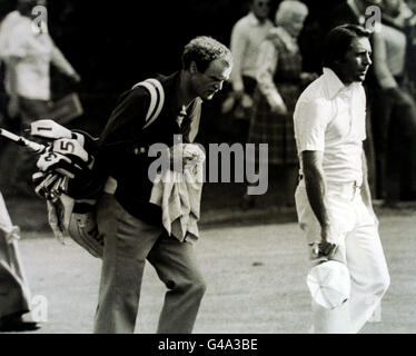 Golf - Colgate World Match Play Championship - Wentworth.Gary Player (à droite) et Caddy Mike Gibson (joueur international irlandais de rugby et fan de golf) Banque D'Images