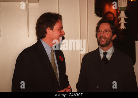 ERIC CLAPTON, LÉGENDE DU ROCK, ET TONY BLAIR, CHEF DU TRAVAIL, LORS DES Q MUSIC AWARDS 1995 À LONDRES. Banque D'Images