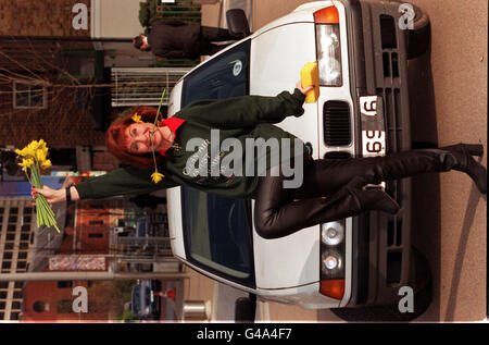 TV Weather Girl Sian Lloyd offre un lave-glace de voiture gratuit à Londres Today (Weds) avec la permission des gens du pays de Galles, car elle et le Wales Tourist Board font la promotion du pays avec le slogan « Clean air is just two Hours Away ». Photo de Peter Jordan. Banque D'Images