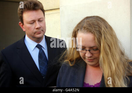: Mark Bruton-Young et son épouse Clare quittent le tribunal de la Couronne de Bristol aujourd'hui après avoir été acquitté du meurtre de sa petite fille Harriet. Banque D'Images