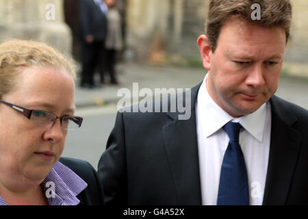 MEILLEURE QUALITÉ DISPONIBLE: Mark Bruton-Young et son épouse Clare arrivent aujourd'hui au tribunal de la Couronne de Bristol après qu'il a été acquitté du meurtre de sa fille Harriet. Banque D'Images