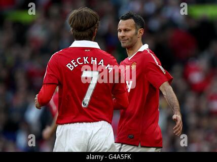 Football - Gary Neville Témoignages - Manchester United / Juventus - Old Trafford.Ryan Giggs (à droite) de Manchester United et David Beckham célèbrent leur premier but Banque D'Images