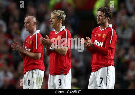 David Beckham (à droite) de Manchester United applaudit le coéquipier Gary Neville après le sifflet final Banque D'Images