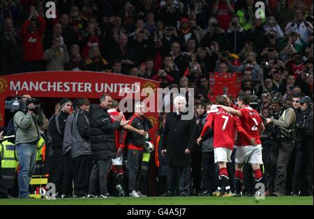 Football - Gary Neville Témoignages - Manchester United / Juventus - Old Trafford.Gary Neville de Manchester United (à droite) avec le coéquipier David Beckham après le coup de sifflet final Banque D'Images