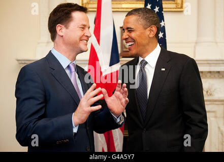 Le vice-premier ministre Nick Clegg (à gauche) s'entretient avec le président américain Barack Obama au 10 Downing Street, Londres. Banque D'Images