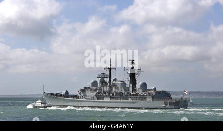 Les amis et la famille de l'équipage se sont emmerés vers le HMS Edinburgh alors qu'elle quitte le port de Portsmouth, en direction de l'Atlantique Sud pour un déploiement de sept mois. Elle patrouillera dans les îles britanniques de l'Atlantique Sud, y compris les îles Falklands et la Géorgie du Sud. Banque D'Images