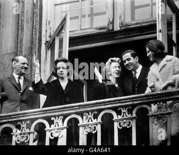 Le roi Frederik du Danemark, qui se présente à la foule de Copenhague à l'occasion de son 64ème anniversaire, est rejoint sur le balcon du Palais Amalienborg par sa femme, la reine Ingrid, la princesse Benedikte, deuxième de gauche, et la princesse Anne-Marie et le prince héritier Constantine de Grèce. Banque D'Images