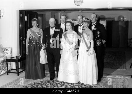 La reine Elizabeth II et le duc d'Édimbourg avec la famille royale norvégienne avant d'aller dîner lorsqu'elle a organisé un banquet d'État à bord du yacht royal Britannia à Oslo.Le groupe royal est, de gauche à droite, la princesse Astrid, le roi OLAF, Johan Martin Ferner (époux de la princesse Astrid), la reine, le duc d'Édimbourg, la princesse Sonja et le prince héritier Harald. Banque D'Images