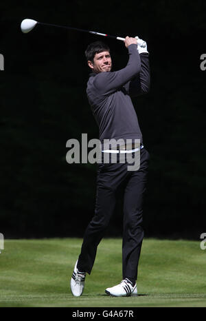 Vernon Kay joue son tee shot le 18 lors de la BMW PGA Pro-Am au club de golf Wentworth, Surrey. Banque D'Images