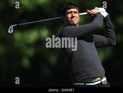 Vernon Kay joue son deuxième tir sur le 18e fairway pendant le BMW PGA Pro-Am au club de golf Wentworth, Surrey. Banque D'Images