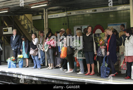 Les personnes avec des plantes et des fleurs achetées le dernier jour au RHS Chelsea Flower Show sur la plate-forme de la station de métro Sloane Sqaure, à l'ouest de Londres.APPUYEZ SUR ASSOCIATION photo.Date de la photo: Samedi 28 mai 2011.Voir Chelsea, CONSOMMATEUR de l'histoire de PA.Le crédit photo devrait se lire: Yui Mok/PA Wire Banque D'Images