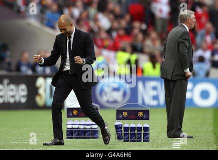 Josep Guardiola, directeur de Barcelone, sur la ligne de contact après Pedro Rodriguez Marque le premier but du match de son côté comme Manchester Sir Alex Ferguson, directeur général des États-Unis, s'intéresse à lui Banque D'Images