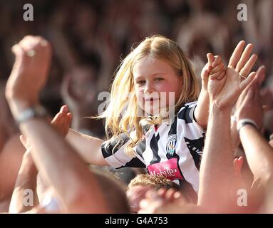 Football - Barclays Premier League - West Bromwich Albion / Aston Villa - The Hawthorns. Un jeune fan de West Bromwich Albion dans les stands Banque D'Images