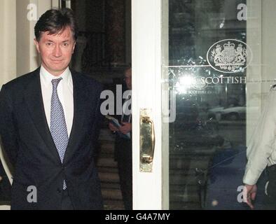 Le chef de British Airways, Bob Ayling, a traversé les portes du bureau écossais de Dover House à Londres aujourd'hui (jeudi) avant une rencontre avec le secrétaire écossais Donald Dewar. M. Dewar aurait appelé le directeur général et le conseil d'administration de la BA à reconsidérer d'urgence les plans visant à supprimer une route aérienne clé Londres-Écosse. * 09/11/00: Un rapport accablant sur le Dôme du millénaire publié par le régulateur des dépenses publiques devrait être critique envers les ministres, les opérateurs du Dôme et la Commission du millénaire. Banque D'Images