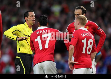 Dimitar Berbatov de Manchester United, Paul Scholes (à droite) et Luis Nani (deuxième à gauche) se disputent avec l'arbitre Pedro Proenca Banque D'Images