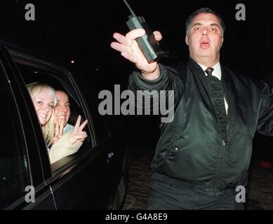 Les Spice Girls Emma (à gauche) et Mel C aiment être vus en voiture loin des Virgin Record à Kensal Green ce soir (mardi) malgré l'attention de leur garde du corps. Voir PA Story SHOWBIZ Spice. Photo de Stefan Rousseau/PA Banque D'Images