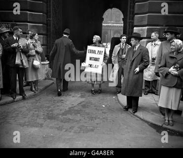 L'égalité de rémunération - protestation protestation - Londres - 1952 Banque D'Images