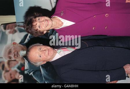 L'acteur vétéran Sir John Mills assiste à la deuxième cérémonie annuelle de remise des prix de la Roy Castle Lung cancer Foundation, à Londres aujourd'hui (mercredi), avec la veuve du dernier artiste de spectacle Fiona Castle. Photo de David Giles/PA Banque D'Images