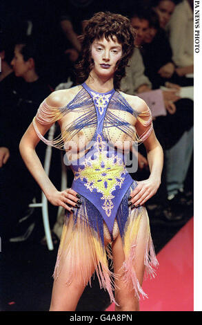 Affiche de Honor Fraser 15 octobre en bleu roi et jaune frangé de danseur conçu par la styliste Alexander McQueen pour la maison de couture française Givenchy lors de présentations de Printemps/Été '98 prêt-à-porter à Paris. Banque D'Images