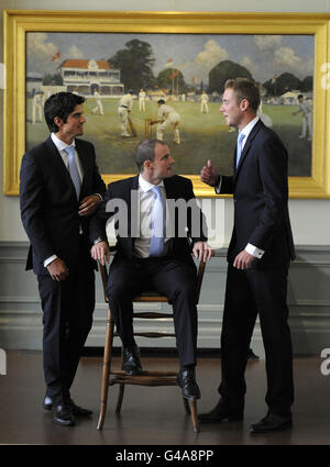 Les trois capitaines de cricket d'Angleterre Alastair Cook (à gauche) deviennent le capitaine d'une journée en Angleterre, tandis que Stuart Broad (à droite) prend le rôle de Twenty20 et Andrew Strauss (au centre) reste skipper de Test mais prend sa retraite d'internationaux d'une journée lors d'une conférence de presse dans la salle longue de Lords, à Londres. Banque D'Images