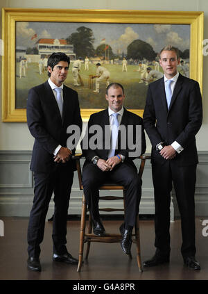 Les trois capitaines de cricket d'Angleterre Alastair Cook (à gauche) deviennent le capitaine d'une journée en Angleterre, tandis que Stuart Broad (à droite) prend le rôle de Twenty20 et Andrew Strauss (au centre) reste skipper de Test mais prend sa retraite d'internationaux d'une journée lors d'une conférence de presse dans la salle longue de Lords, à Londres. Banque D'Images