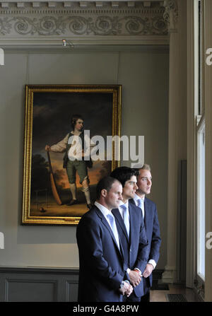 Les trois capitaines de cricket d'Angleterre Alastair Cook (au centre) deviennent le capitaine d'une journée en Angleterre, tandis que Stuart Broad (à droite) prend le rôle de Twenty20 et Andrew Strauss (à gauche) reste skipper de Test mais prend sa retraite d'internationaux d'une journée lors d'une conférence de presse dans la salle longue de Lords, à Londres. Banque D'Images