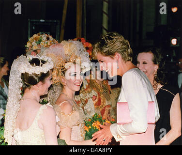 Diana, princesse de Galles, rencontre des membres de la troupe du Ballet australien après avoir assisté à l'ouverture de 'Coppelia' au London Coliseum Banque D'Images