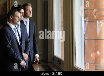 Les trois capitaines de cricket d'Angleterre Alastair Cook (au centre) deviennent le capitaine d'une journée d'Angleterre, tandis que Stuart Broad (à droite) prend le rôle de Twenty20 et Andrew Strauss (à gauche) reste skipper de Test, mais prend sa retraite des internationaux d'une journée lors d'une conférence de presse dans la salle longue de Lords, Londres. Banque D'Images