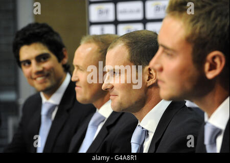 Les trois capitaines de cricket d'Angleterre Alastair Cook (au centre) deviennent le capitaine d'une journée en Angleterre, tandis que Stuart Broad (à droite) prend le rôle de Twenty20 et Andrew Strauss (à gauche) reste skipper de Test mais prend sa retraite d'une journée internationale lors d'une conférence de presse avec l'entraîneur Andy Flower (deuxième à gauche) dans la salle longue de Lords, Londres. Banque D'Images