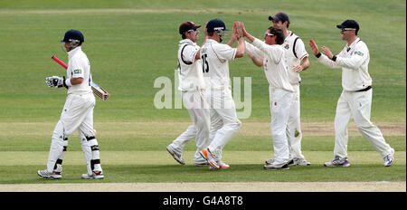 Simon Kerrigan du Lancashire célèbre avec Steven Croft après avoir pris le cricket d'Ian Bell dans le Warwickshire lors d'un match du LV County Championship à Edgbaston, Birmingham. Banque D'Images