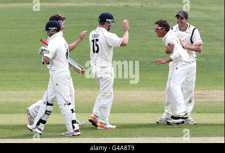 Simon Kerrigan du Lancashire célèbre avec James Anderson et Steven Croft après avoir pris le cricket d'Ian Bell dans le Warwickshire lors d'un match de championnat du comté de LV à Edgbaston, Birmingham. Banque D'Images