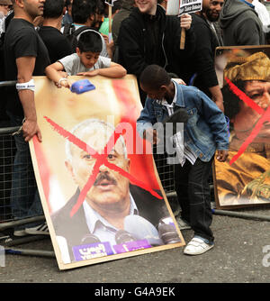 Des musulmans de tout le Royaume-Uni manifestent devant l'ambassade syrienne sur la place Belgrave, dans le centre de Londres, après un rassemblement organisé par Hizb ut-Tahrir, en solidarité avec les personnes qui se dressent à travers le monde arabe et musulman. Banque D'Images