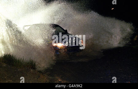 Colin McRae et le copilote Nicky Grat dans l'eau pendant la phase d'agneau doux du Network Q RAC Rally au Moyen-Galles.McRae et Richard Burns sont prêts pour une bataille d'Angleterre quand ils commencent la dernière jambe avec exactement le même temps. Banque D'Images