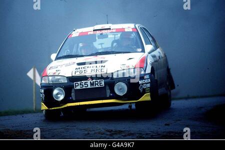 Richard Burns, en Grande-Bretagne, dirige sa Mitsubishi Evolution iv, lors du Network Q RAC Rally Today (lundi).Burns et Colin McRae sont prêts pour une bataille d'Angleterre demain quand ils commencent la dernière jambe avec exactement la même heure.Photo PA.Voir PA Story AUTO Rally Banque D'Images