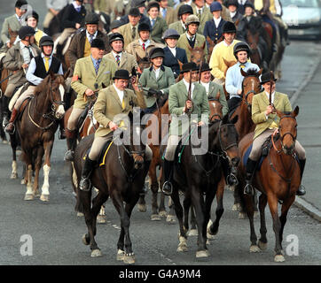 Les chevaux et leurs cavaliers traversent les rues de Hawick après la première sortie de la Hawick Common-Riding. Le Cornet et ses partisans se rendent sur leurs sorties, qui les voient visiter les villages et les fermes environnants. Cependant, le trajet principal - habituellement deux semaines avant le week-end de Common-Riding - est le trajet de vingt-quatre miles jusqu'à Mosspaul et retour. Banque D'Images